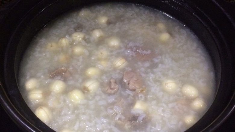 清心降火又补钙: 莲子咸骨粥,12.煲二十分钟左右。

期间搅动一下粥底，以免粘锅。