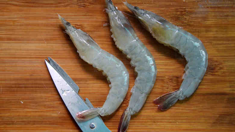 沙茶酱脆皮虾,虾洗净，用剪刀剪去虾脚，挑去虾肠，从虾肚中间剪开，方便入味 