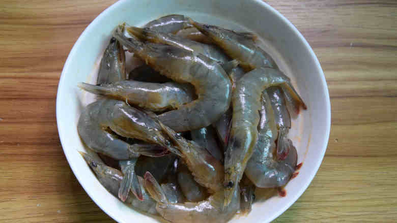 沙茶酱脆皮虾,处理好的虾加少量酱油和盐拌匀腌制一下