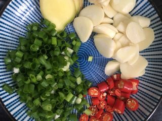 青菜烧牛肉,葱洗净切葱花、姜蒜洗净切片、小米椒切小段备用