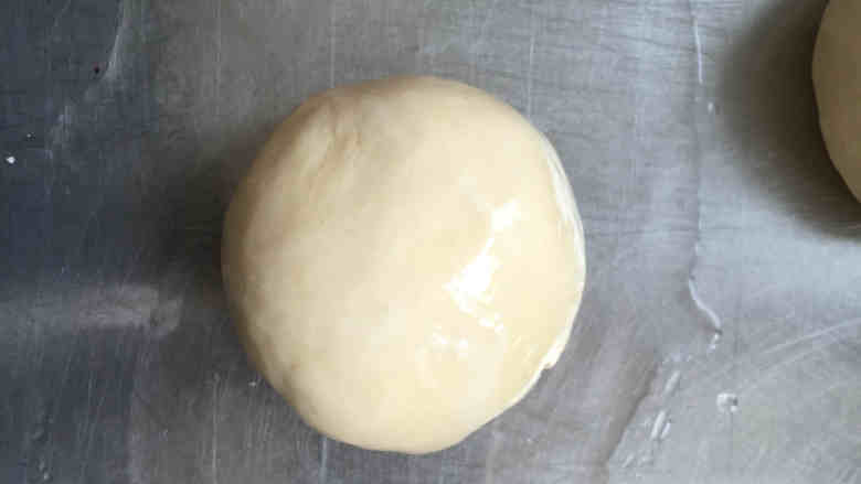 快手卷饼, 揉好的面团盖上湿布醒二十分钟后，分成两等份。