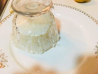 泰式咖喱盖饭,米饭用容器盛好倒扣在盘子上