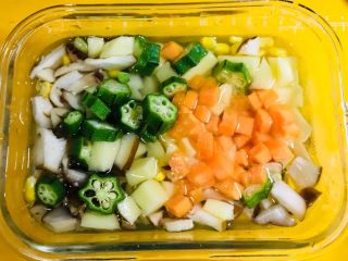泰式咖喱盖饭,除了虾仁，蔬菜类的都放在容器中