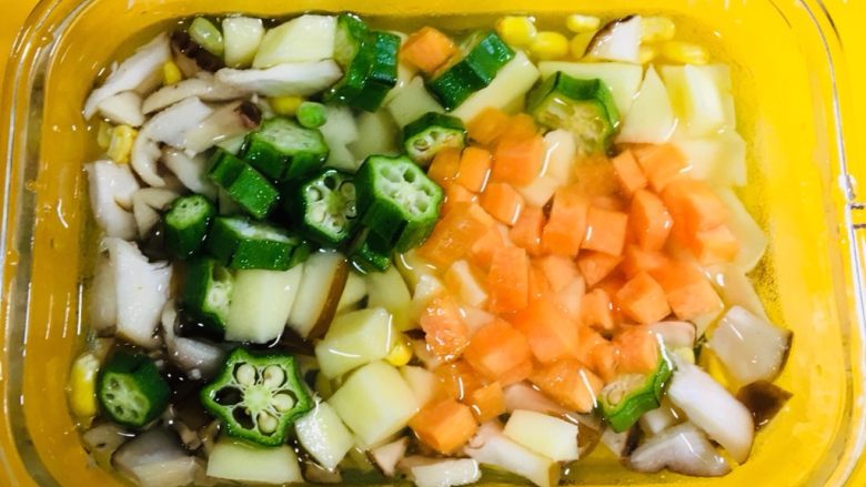 泰式咖喱盖饭,除了虾仁，蔬菜类的都放在容器中