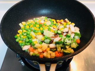 泰式咖喱盖饭,将叮过的蔬菜放入锅内翻炒1分钟