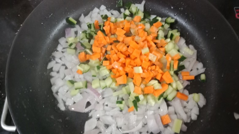 时蔬蛋炒饭,倒入红萝卜和黄瓜翻炒至微微变色