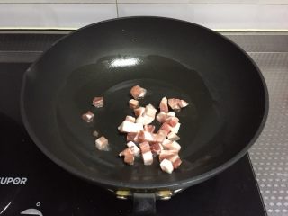 肉丁芽豆,锅中倒入适量油，烧热放入肉丁翻炒