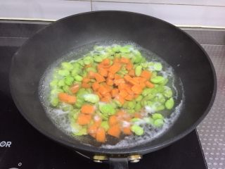 肉丁芽豆,胡萝卜倒入锅中再焯30秒