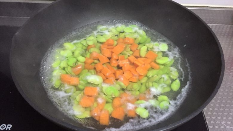 肉丁芽豆,胡萝卜倒入锅中再焯30秒