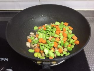 肉丁芽豆,加入焯好的芽豆，胡萝卜翻炒均匀