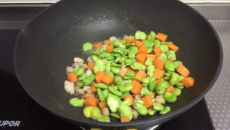 肉丁芽豆,加入焯好的芽豆，胡萝卜翻炒均匀