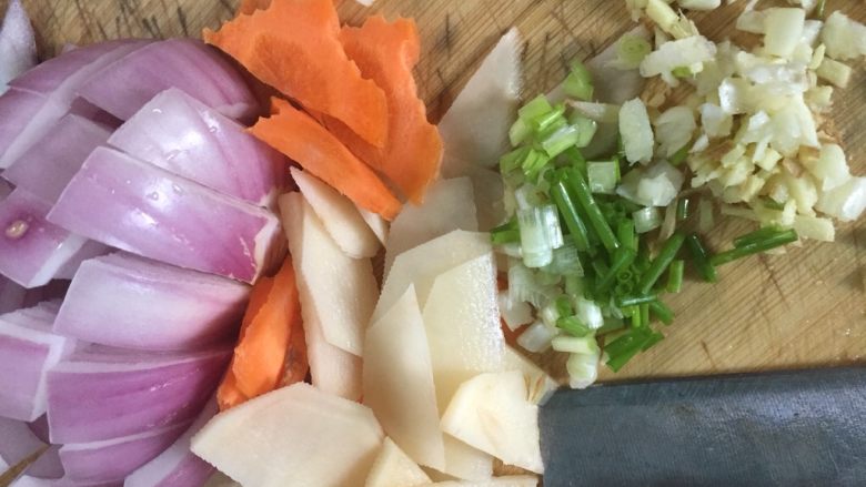 杂蔬炒面,洋葱、胡萝卜、土豆、葱姜蒜切成备用