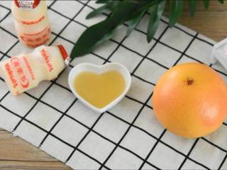 蜂蜜西柚养乐多—酸酸甜甜，让你冰凉一夏,【主料】：西柚 1个|养乐多 1瓶|蜂蜜 2勺