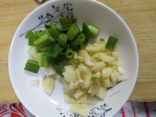 家常豆腐,葱，蒜切碎备用