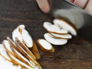 双菇蛋花汤—一份你最需要的温暖,香菇切片。