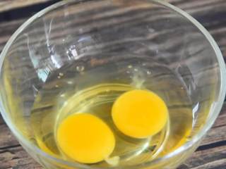双菇蛋花汤—一份你最需要的温暖,鸡蛋打散备用。