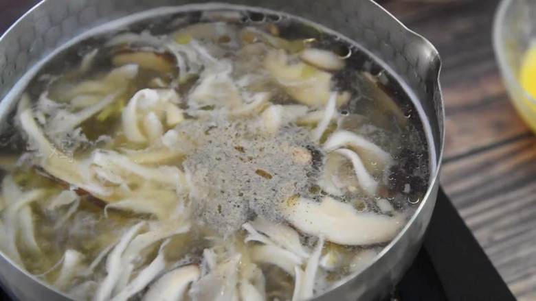 双菇蛋花汤—一份你最需要的温暖,锅中撒入盐、胡椒粉、鸡精、水淀粉，搅拌均匀。
