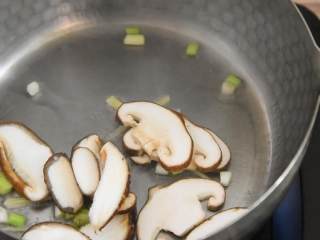 双菇蛋花汤—一份你最需要的温暖,葱姜爆香后倒入香菇。
再加入料酒、倒入平菇，翻炒至断生。