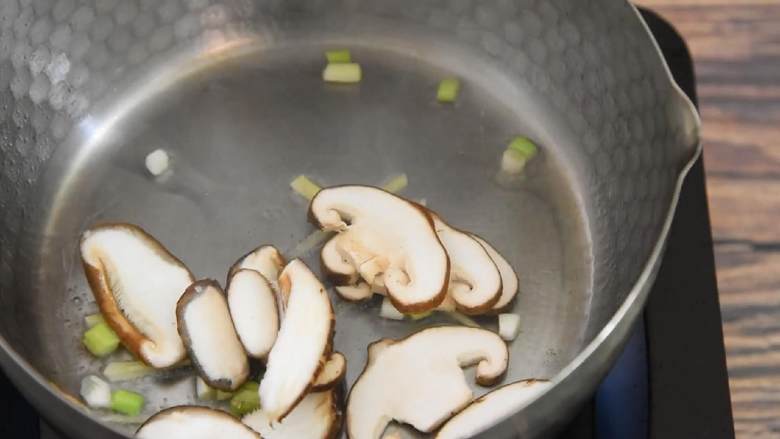 双菇蛋花汤—一份你最需要的温暖,葱姜爆香后倒入香菇。
再加入料酒、倒入平菇，翻炒至断生。