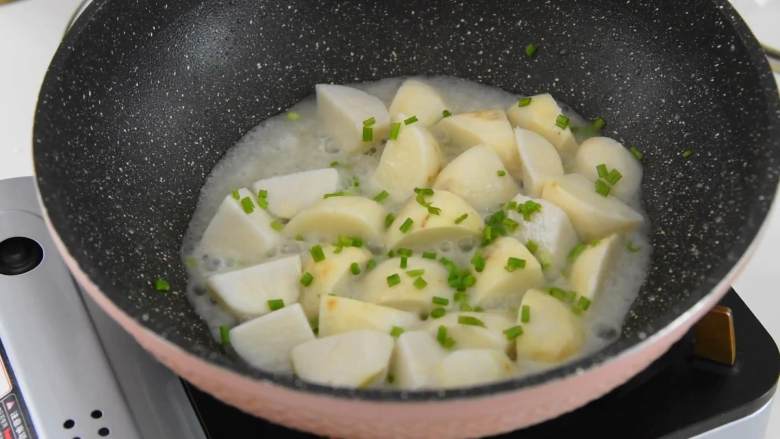 小而美，糯而香，爱吃芋头的人必会的一道菜—葱香芋艿,芋艿烧糯后大火收汁，撒上葱花即可。