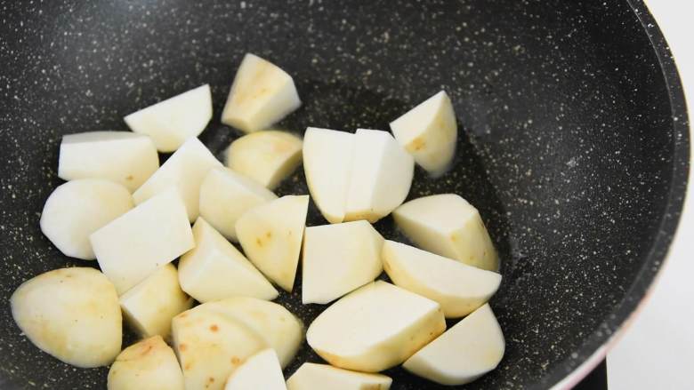 小而美，糯而香，爱吃芋头的人必会的一道菜—葱香芋艿,起油锅，芋艿倒入锅中翻炒。