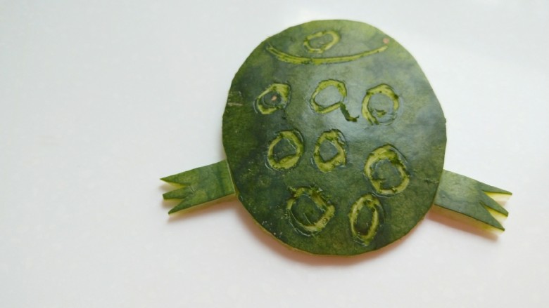 西瓜皮拼图小龟,摆放乌龟壳子两边。