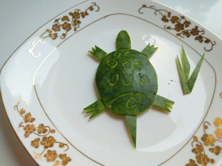西瓜皮拼图小龟,一只小龟做好了，在用瓜皮剪出水草花。