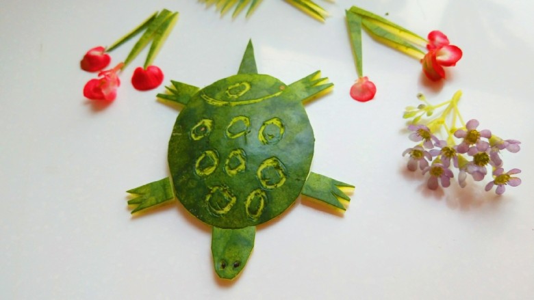 西瓜皮拼图小龟,随手掐掉两朵玻璃翠花装饰一下。