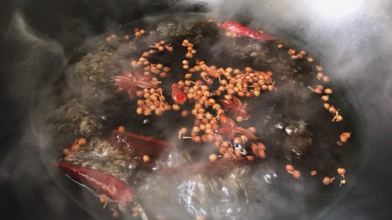冰镇小龙虾,大火煮沸熬煮两三分钟即可