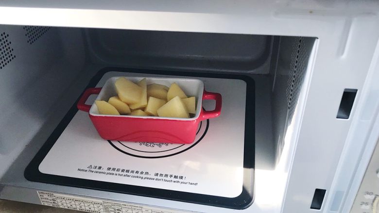 一日轻食：薯片沙拉盏,切好的土豆块装进容器放入微波炉（也可以用蒸）