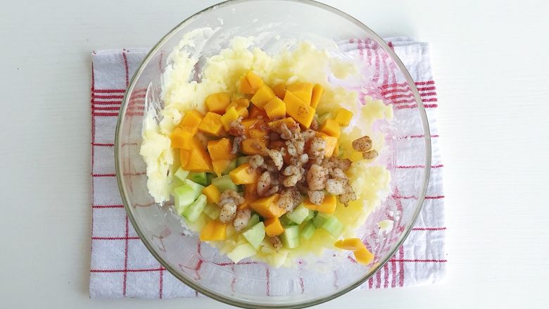 一日轻食：薯片沙拉盏,依次加入黄瓜丁 芒果丁和炒好的虾仁碎