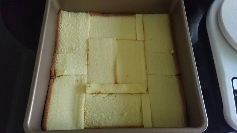 抹茶茶冻慕斯-KT,2.方块蛋糕切片，平铺在活模底部。