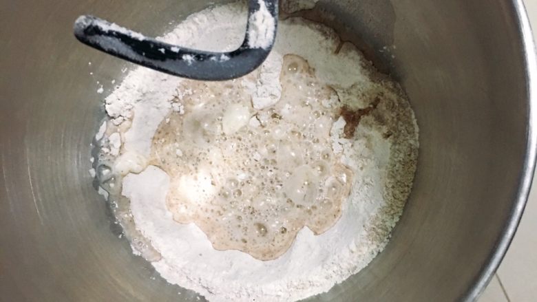 芝麻核桃黑麦包,厨师机搅拌一下，加入发酵液。