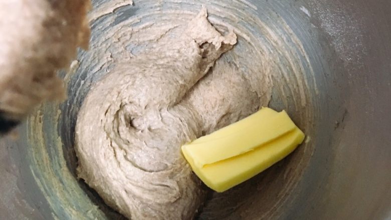 芝麻核桃黑麦包,加入黄油，继续揉面20分钟。