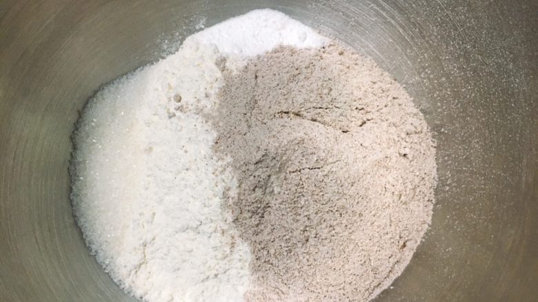 芝麻核桃黑麦包,黑麦粉和高筋粉混合，加入盐和细砂糖，