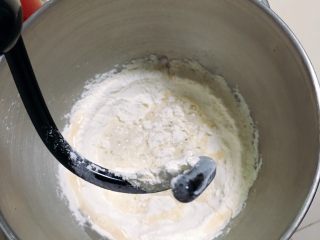 芝麻核桃吐司,启动厨师机搅拌一下，再倒入发酵液。