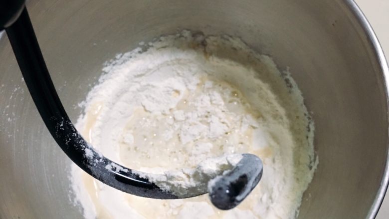 芝麻核桃吐司,启动厨师机搅拌一下，再倒入发酵液。