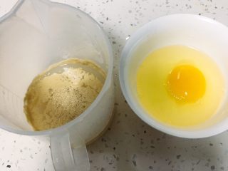 芝麻核桃吐司,冰箱冷藏的鸡蛋需要回温后再用，清水加温至37度放入发酵粉孵化。