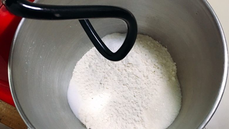 芝麻核桃吐司,高筋粉放入厨师机桶内，加入盐和细砂糖。