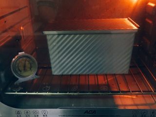 芝麻核桃吐司,烤箱预热至190度，烤制40分钟。