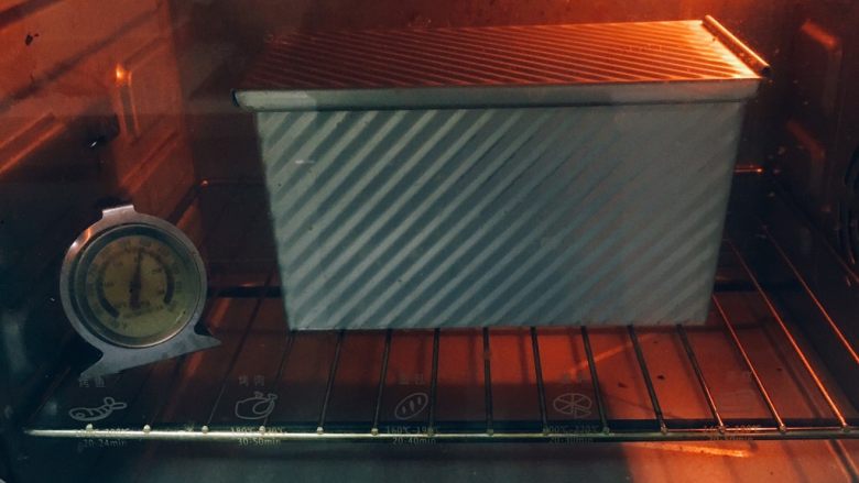 芝麻核桃吐司,烤箱预热至190度，烤制40分钟。