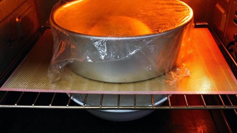 芝麻核桃吐司,烤箱发酵档，底部放热水发酵60分钟，天气热可能缩短时间。