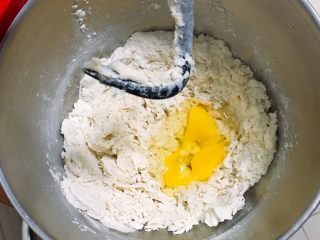 芝麻核桃吐司,厨师机揉面二分钟后加入鸡蛋。