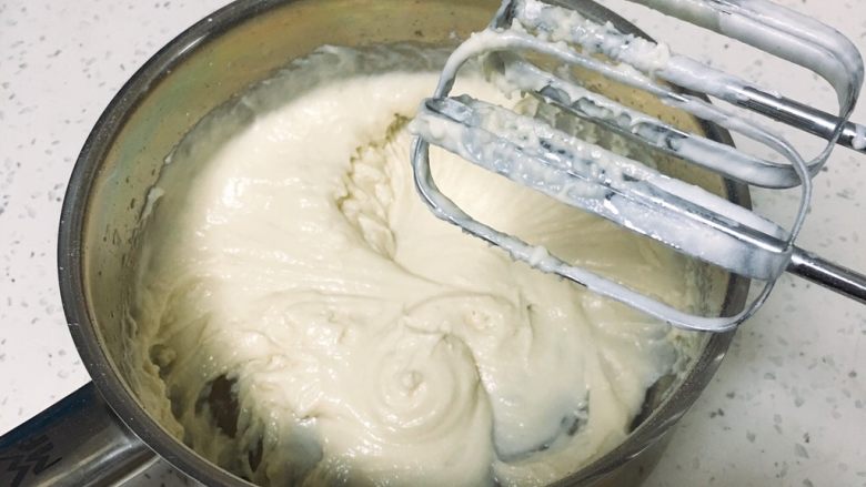 鱼松小蛋糕,用打蛋器搅打十几秒，面粉完全融合于油水中。