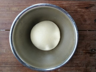 杏仁小餐包,揉面结束后将面团收圆，放入盆中加盖保鲜膜进行一发