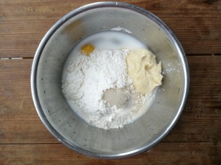 杏仁小餐包,面团材料除盐和黄油之外，按照先液体后粉类，最后加酵母和老面的顺序放入和面盆中