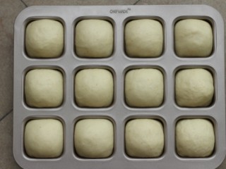 杏仁小餐包,送入烤箱开启发酵档进行二发，也可以烤箱不通电在烤箱底部放一碗热水进行二发，大约40分钟左右，发酵至2倍大