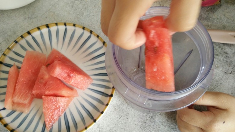 雪泥口感~水果冰沙,也可以先放冰，也可以先放西瓜，一定要放在搅拌杯中