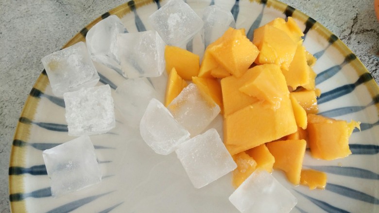 雪泥口感~水果冰沙,芒果切块准备好冰块