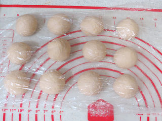 香甜迷你滴【黄豆粉蜜豆方包】,取出发酵好的面团，分成等量的12小份，然后滚圆，醒15分钟
